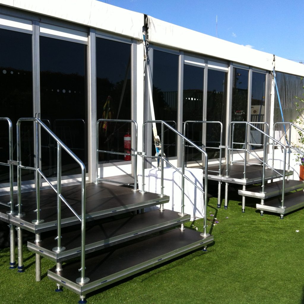 Podesty sceniczne nivtec z barierkami nivtec