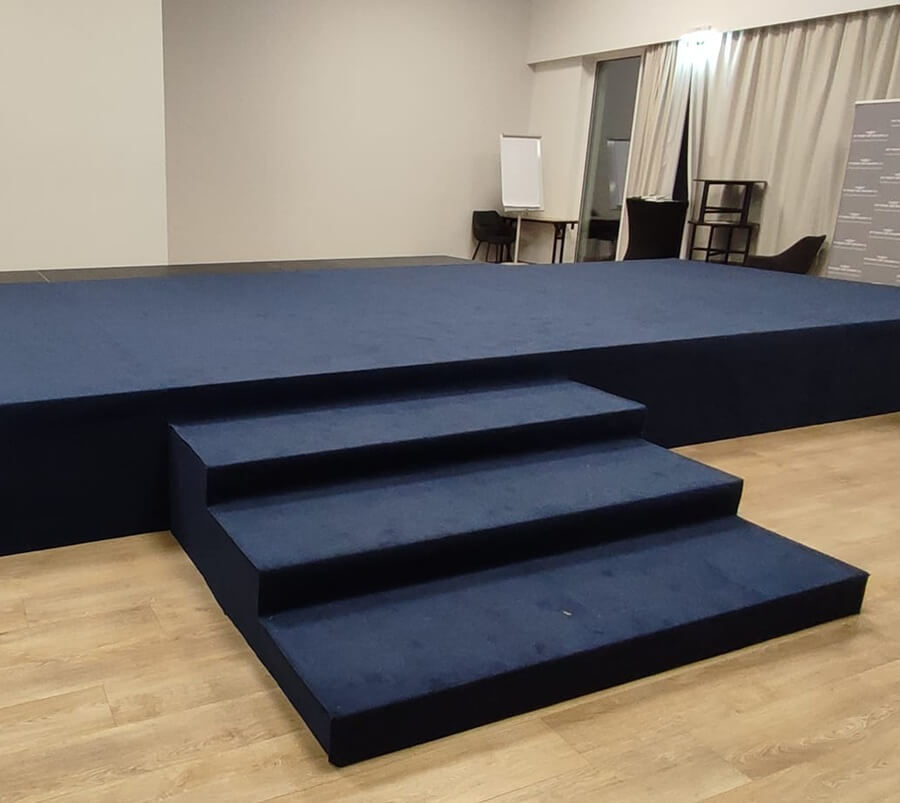 Scena z podestów Nivtec ze schodami.